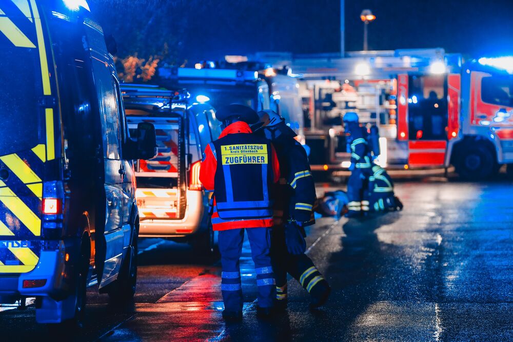 Tödliches Bahnunglück! Radfahrer an Bahnübergang von Zug überrollt!