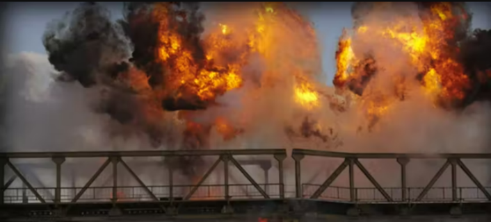 Schwere Explosion auf strategisch wichtiger Brücke bei Melitopol - Ukraine schneidet Russen von Nachschub ab!