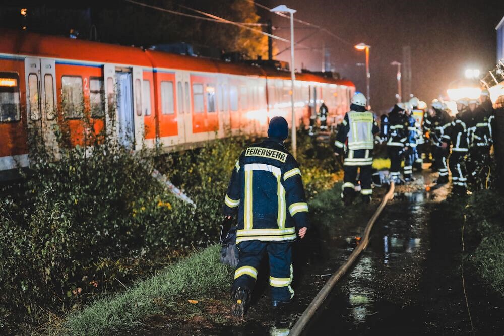 Schweres Zugunglück! Güterzug rast in Gruppe junger Leute - mindestens ein Junge stirbt!