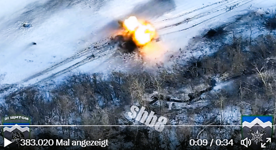 Dramatisches Video▶️ Ukrainischer Soldat zerstört russischen Panzer im Alleingang - aus nächster Nähe!