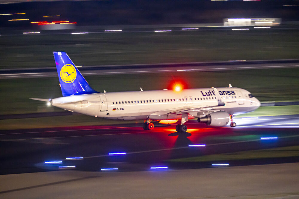Lufthansa-Maschine muss Flug abbrechen! Notlandung nach Problemen in der Luft!
