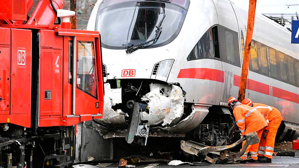 Kind von Zug erfasst! Tödliches Bahn-Drama - Kind bückst aus und läuft vor Zug!