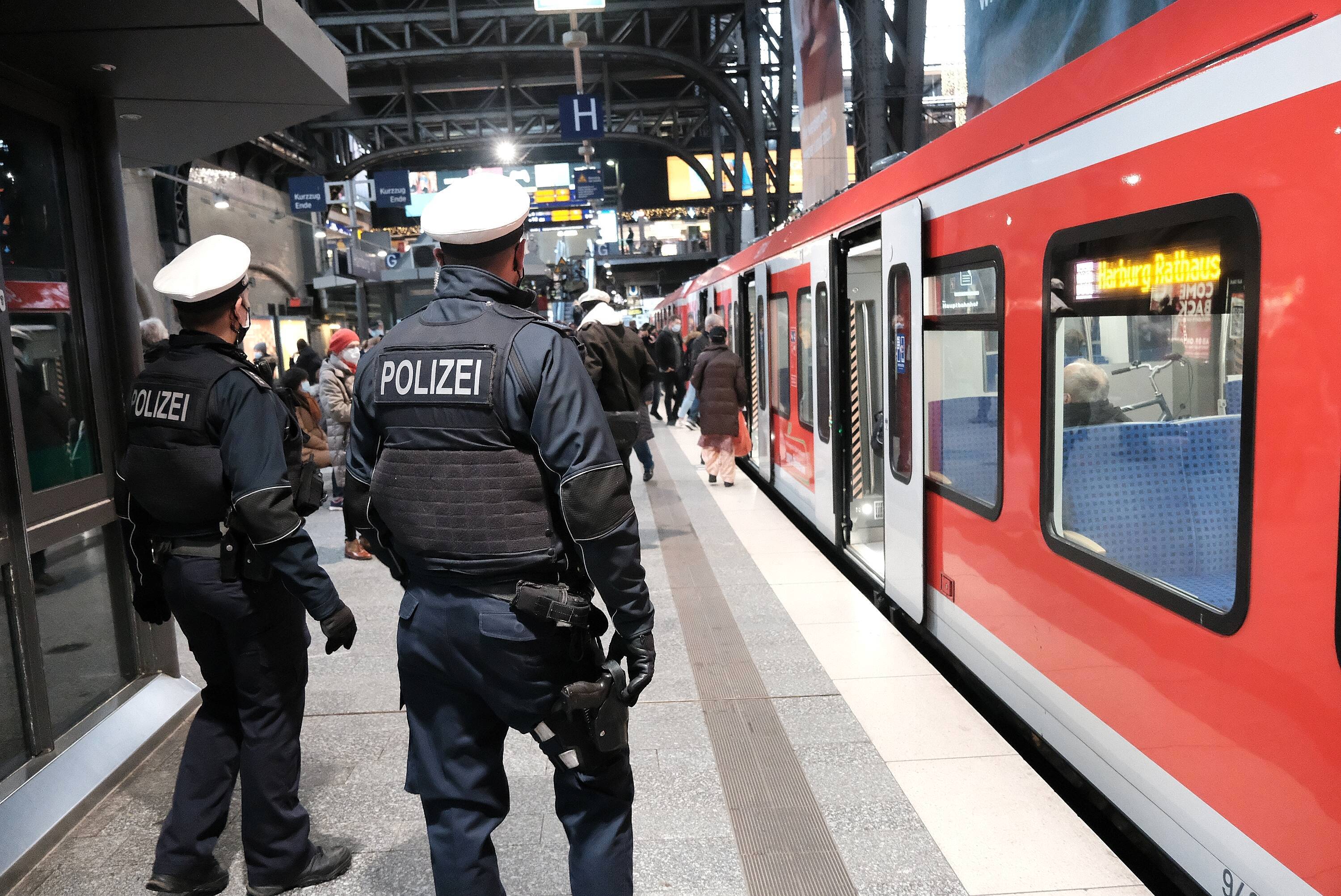 Mann mit Waffe in Zug überwältigt! Polizei stellt bewaffneten in Regional-Express, er hatte 3,7 Promille!