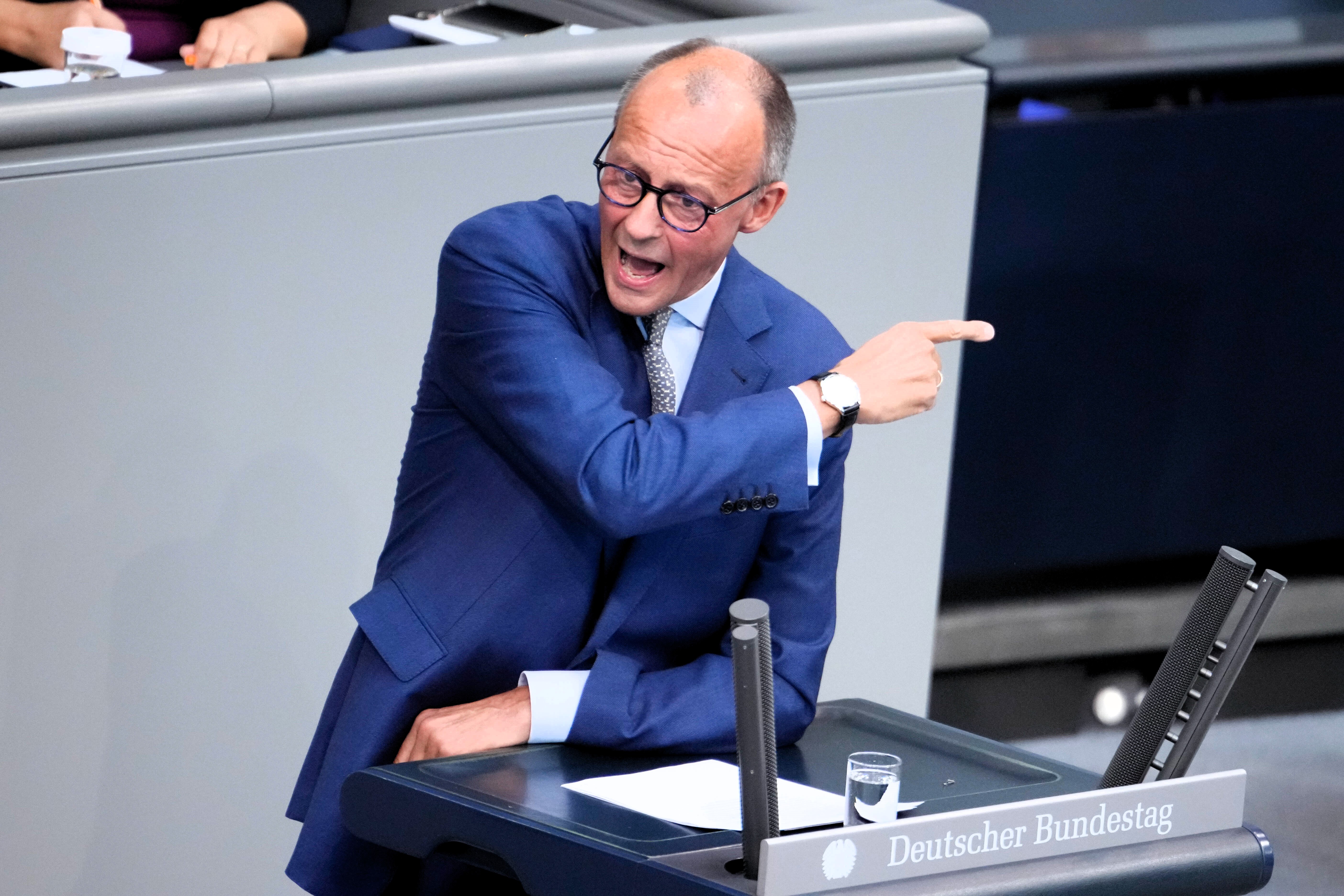 Eklat im Bundestag! Friedrich Merz greift Olaf Scholz an "Menschen können rechnen - nicht wie sie"!
