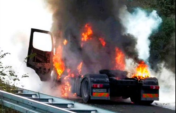Flammen-Inferno! Explosion von Gefahrgut-Transporter - alles steht in hellen Flammen
