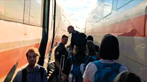 ICE evakuiert! Feuerwehr holt 400 Menschen aus Zug - Neuer Notfall bei der Deutschen Bahn