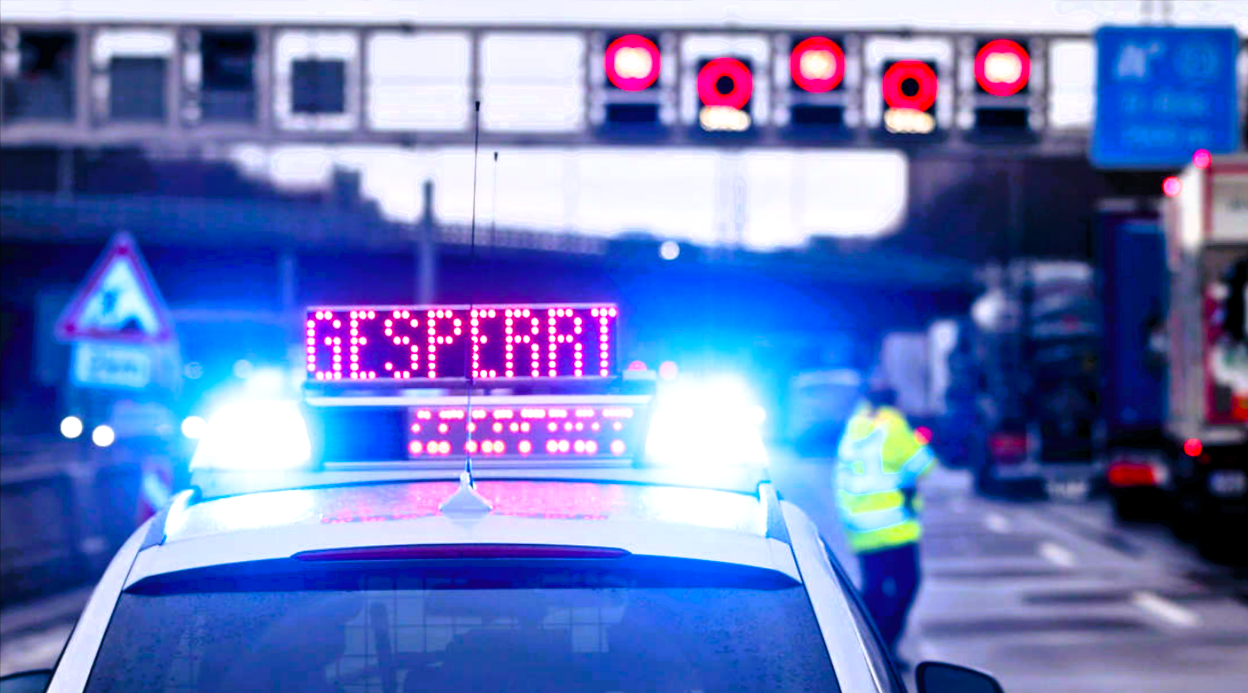 Tödlicher Unfall auf der Autobahn - Wohnmobil rast in auf dem Standstreifen stehenden Wagen 