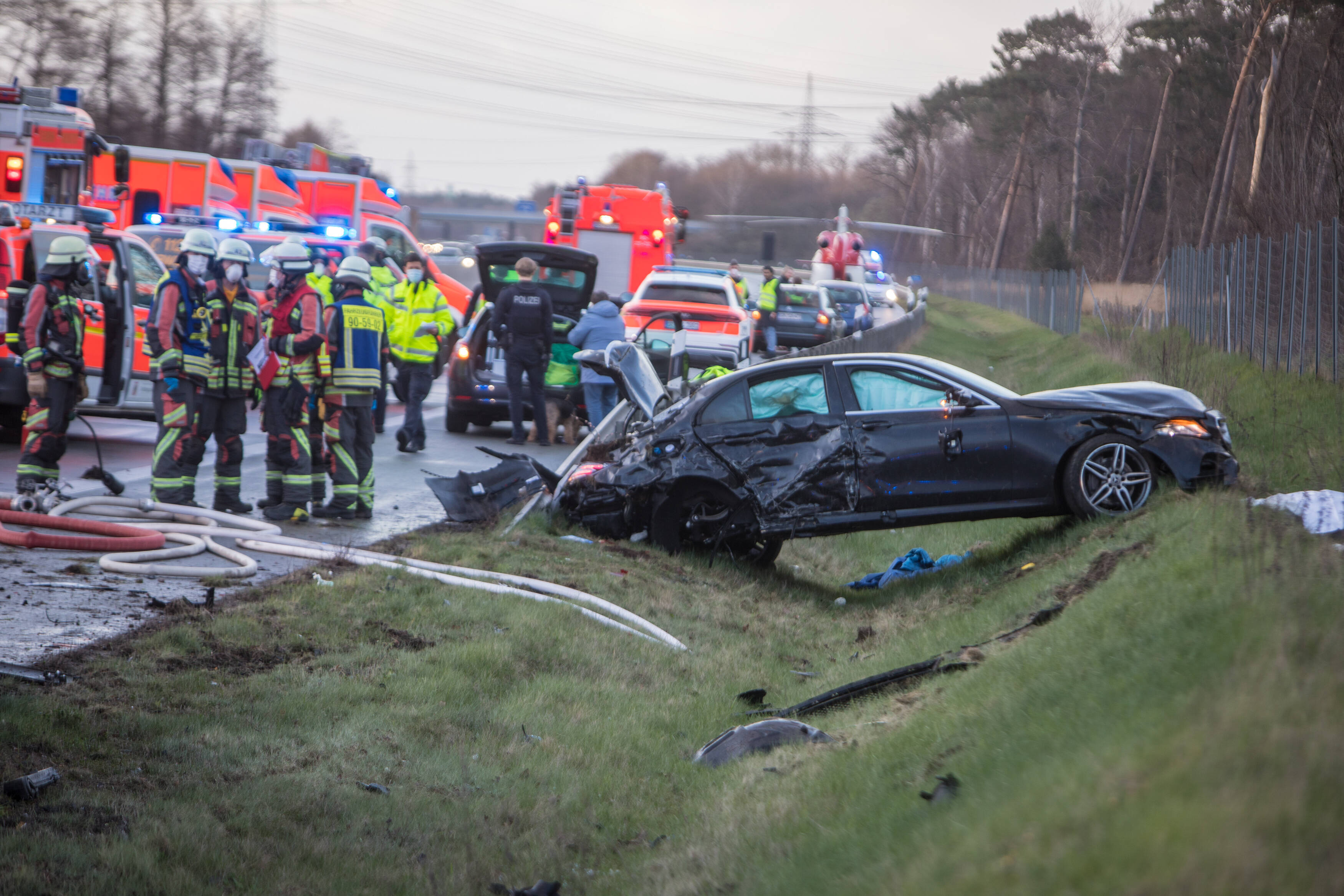 Horror-Unfall! Mutter bei Unfall getötet, Sohn mit schweren Verletzungen ins Krankenhaus! 