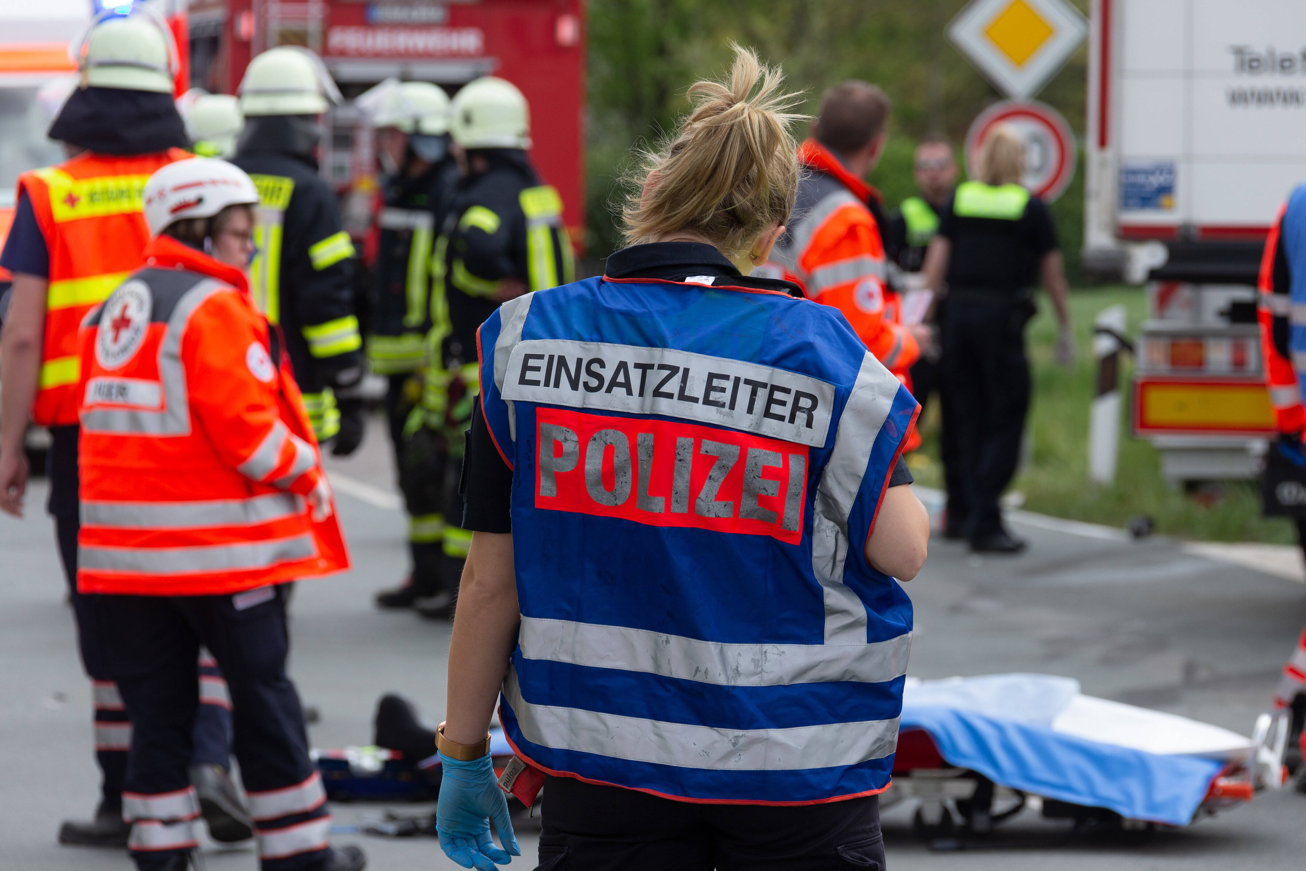 Schwerer Unfall fordert insgesamt 2 Todesopfer - 2 Pkw frontal zusammengestoßen