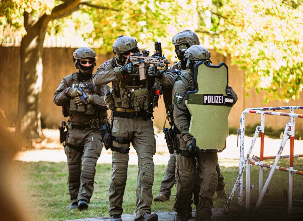 Zugriff! SEK verhaftet Mann nach Hochhaus-Explosion! Leiche in Wohnung entdeckt - 12 Einsatzkräfte schwer verletzt!