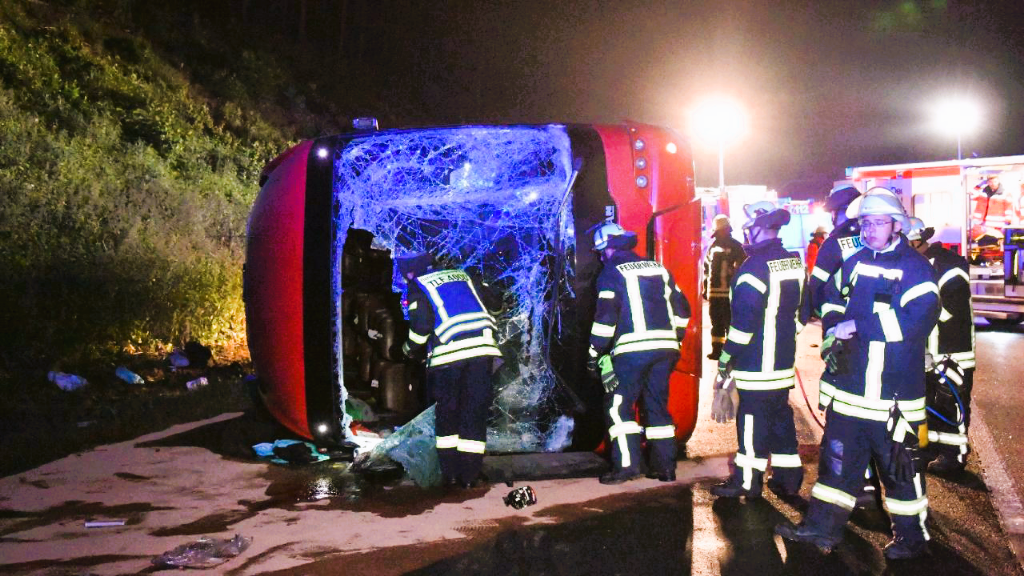 Linienbus verunglückt! Junge Autofahrerin kollidiert frontal mit einem Bus