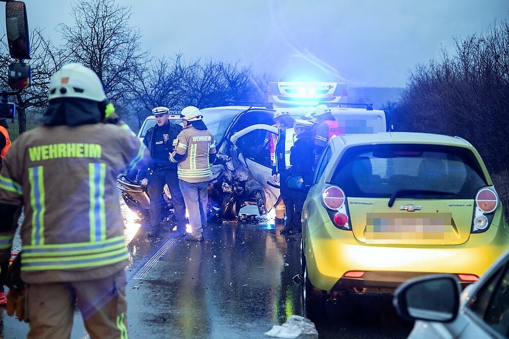 Mega-Unfall! Frau stirbt  - 5 Verletzte schweben zum Teil in Lebensgefahr