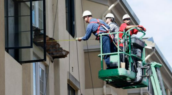 2 Männer stürzen mit Balkon ab! Tragödie in Saarbrücken
